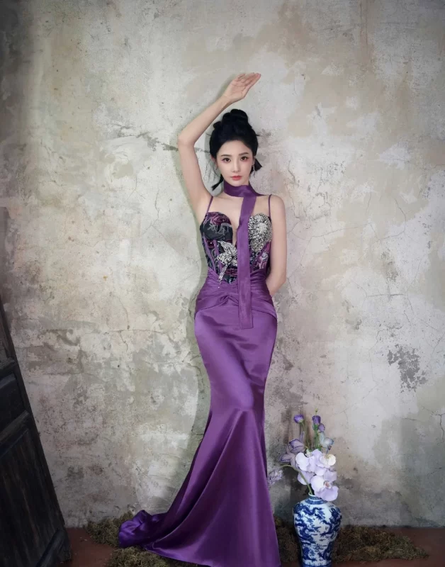 图片[7]-彭小苒，紫色深V吊带，凹凸有致，很有韵味！-创优资源分享网