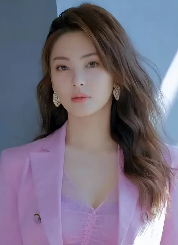 图片[3]-深圳街拍生图炸雷！张雨绮酒红绸缎裹身透“肉香”，宁静预言成真-创优资源分享网