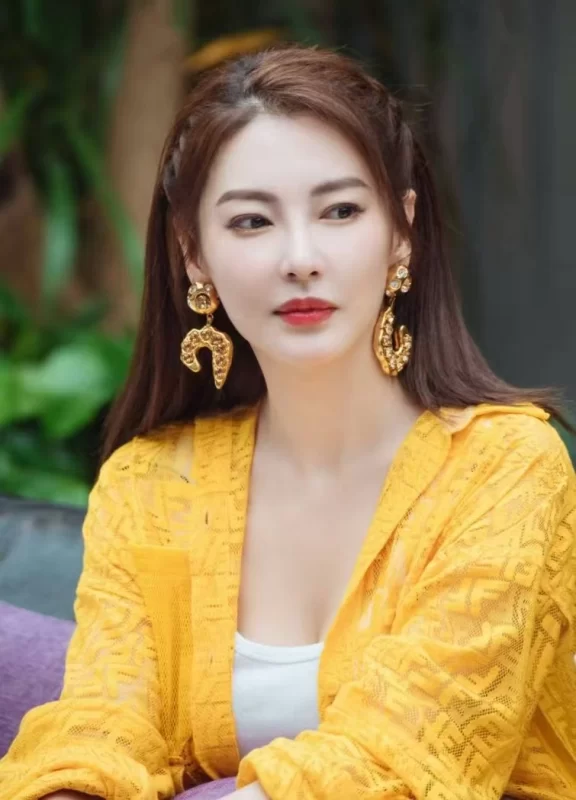 图片[5]-深圳街拍生图炸雷！张雨绮酒红绸缎裹身透“肉香”，宁静预言成真-创优资源分享网