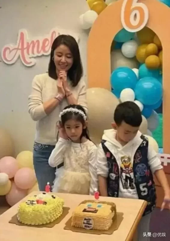 图片[1]-49 岁林心如素颜遛娃被拍！8岁女儿颜值惊艳，豪门日常这么接地气-创优资源分享网