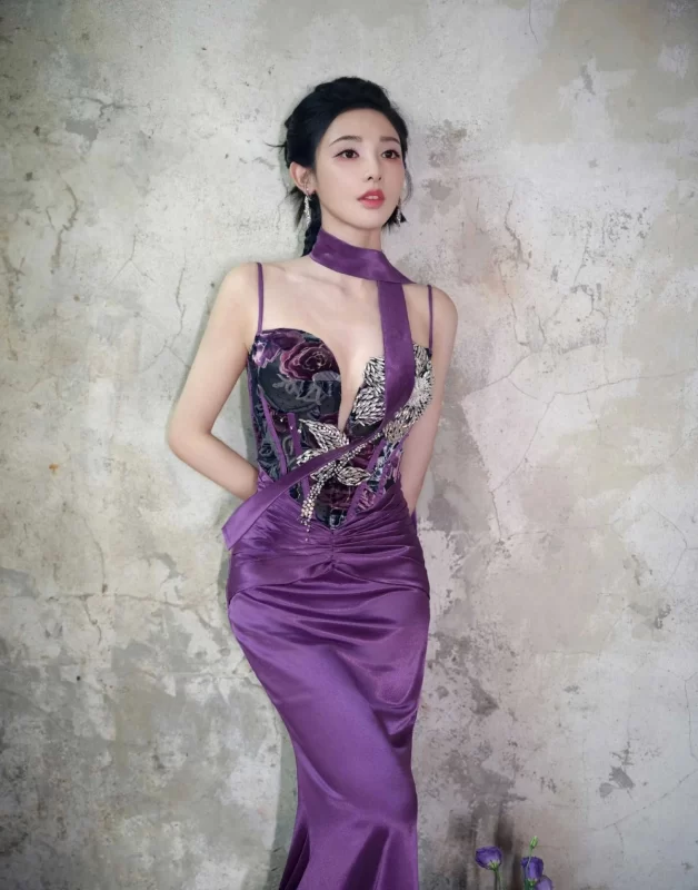 图片[5]-彭小苒，紫色深V吊带，凹凸有致，很有韵味！-创优资源分享网