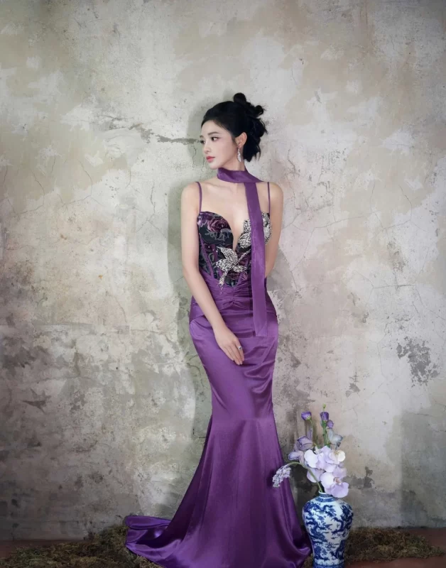 图片[4]-彭小苒，紫色深V吊带，凹凸有致，很有韵味！-创优资源分享网