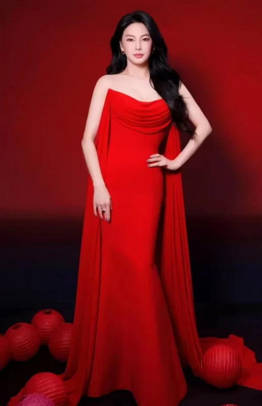 图片[2]-深圳街拍生图炸雷！张雨绮酒红绸缎裹身透“肉香”，宁静预言成真-创优资源分享网