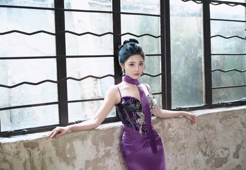 图片[2]-彭小苒，紫色深V吊带，凹凸有致，很有韵味！-创优资源分享网