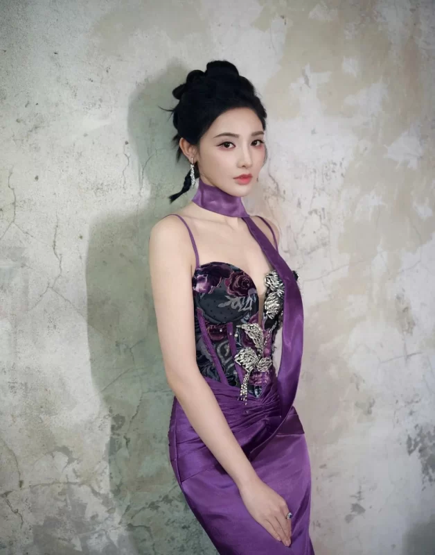 图片[1]-彭小苒，紫色深V吊带，凹凸有致，很有韵味！-创优资源分享网
