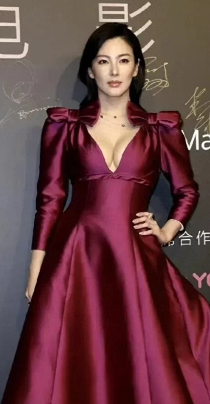 图片[1]-深圳街拍生图炸雷！张雨绮酒红绸缎裹身透“肉香”，宁静预言成真-创优资源分享网