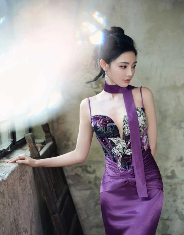 图片[3]-彭小苒，紫色深V吊带，凹凸有致，很有韵味！-创优资源分享网