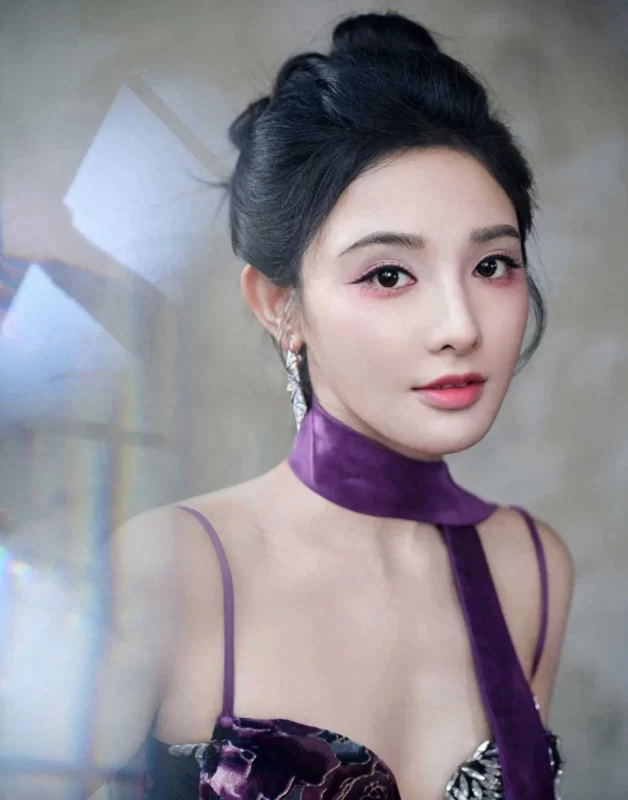 图片[6]-彭小苒，紫色深V吊带，凹凸有致，很有韵味！-创优资源分享网