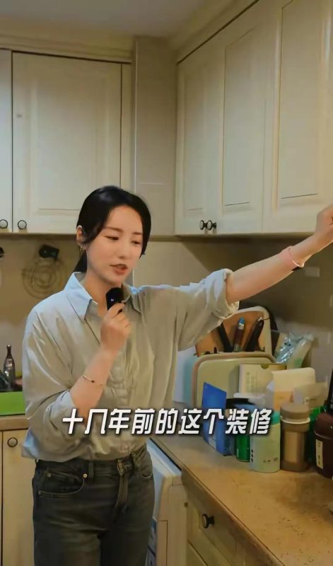 图片[2]-演员吕一首次晒北京小家，内室杂乱东西多，光线暗！网友：老公呢-创优资源分享网