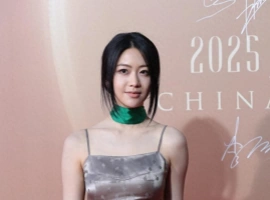 向涵之亮相2025中国时尚产业盛典红毯活动-创优资源分享网