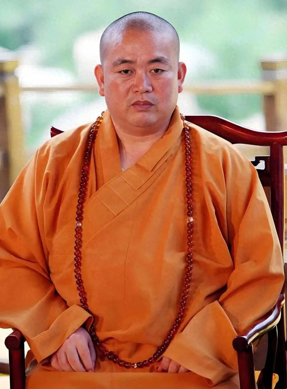 少林寺方丈释永信的弟弟，目前担任少林寺的重要职务。他的书法作品在市场上颇受欢迎，一幅字能卖出高达7000美元的价格。-同恩资源分享网