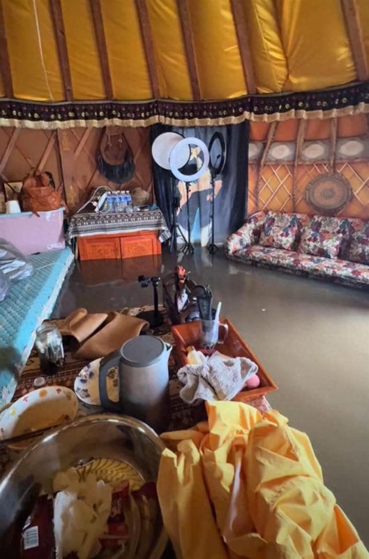 在内蒙古锡林郭勒地区，洪水肆虐，一位居住在蒙古包中的女性在睡梦中醒来，惊觉水位已上升至床板处。-春天资源分享网