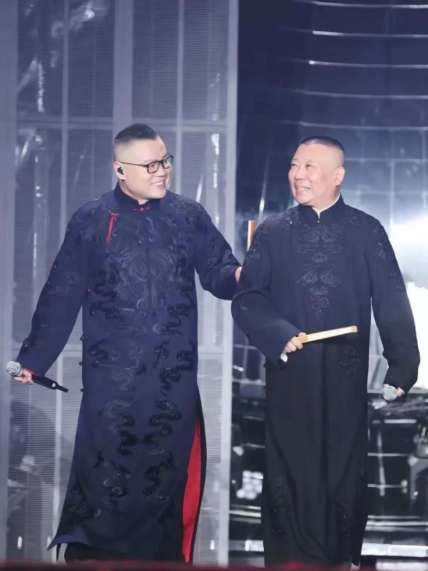 岳云鹏演唱会盛大举行，五姐妹与弟弟齐亮相，全家人身着应援服饰，共享同款面容。-春天资源分享网