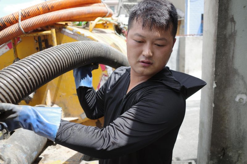 图片[3]-95后“掏二代”日常：白天驾驶清粪车，夜晚驾驭奔驰，女友为爱辞职跨省相会-创优资源分享网