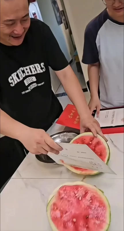 北京化工大学的碳纤维录取通知书因其独特的设计而备受关注，该通知书竟然具备切割西瓜的能力。-同恩资源分享网