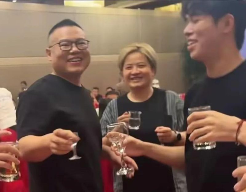 图片[9]-岳云鹏演唱会盛大举行，五姐妹与弟弟齐亮相，全家人身着应援服饰，共享同款面容。-创优资源分享网