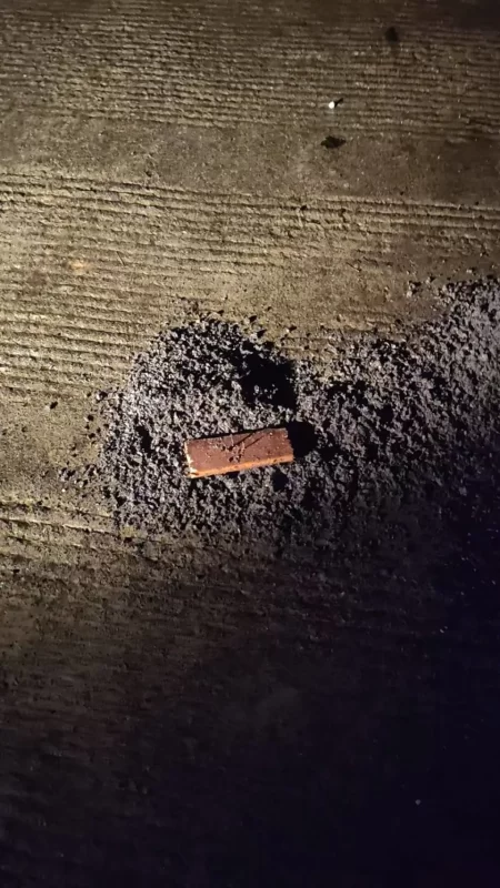 村民筹备为逝者举行葬礼，却发现通往墓地的主要道路上布满了上百颗钉子。-同恩资源分享网