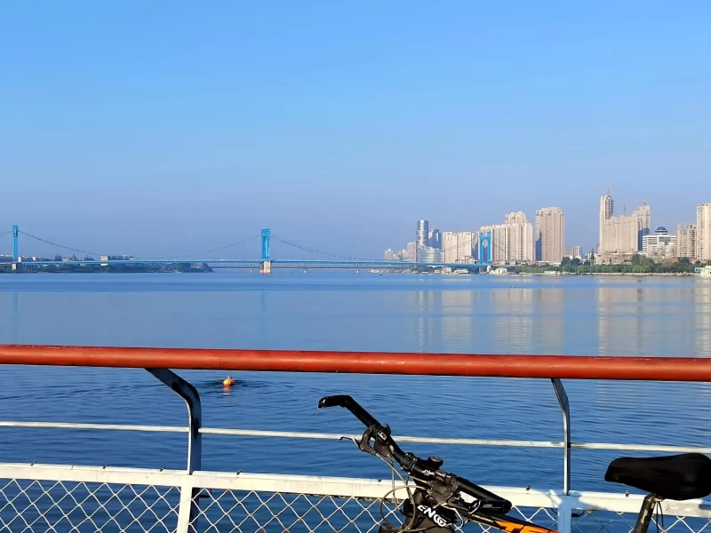 或许是由于长期形成的习惯，尤其是在退休之后，若不进行一些活动，全身都会感到不适。-创优资源分享网