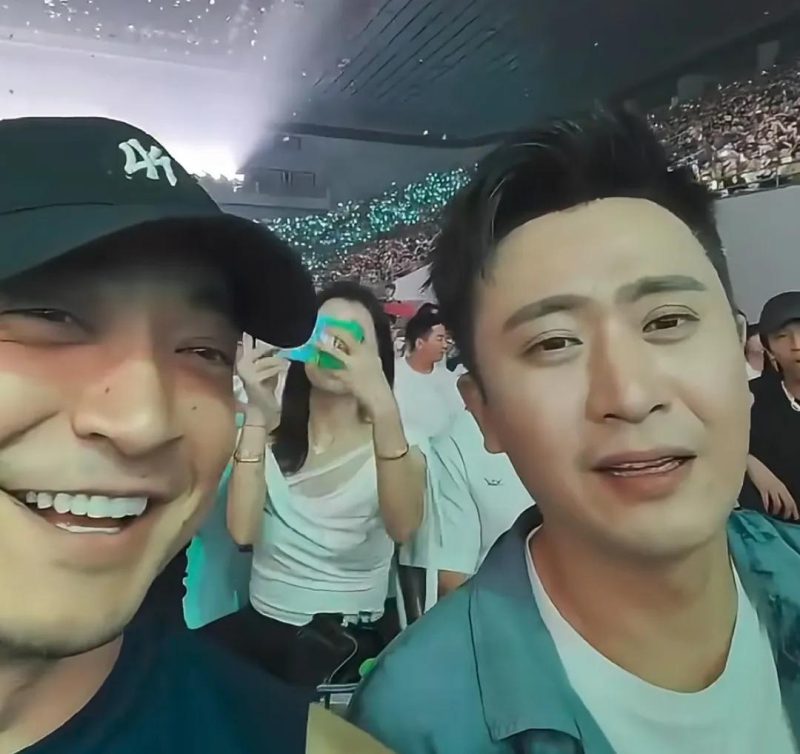 图片[3]-岳云鹏演唱会盛大举行，五姐妹与弟弟齐亮相，全家人身着应援服饰，共享同款面容。-创优资源分享网