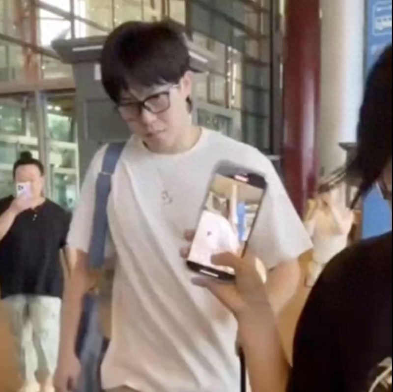 国乒团队抵达首都：王楚钦显露出疲惫之色，邱贻可助力孙颖莎搬运行李，王曼昱陷入沉思-创优资源分享网