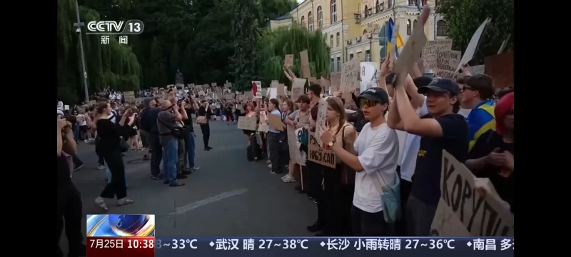 图片[6]-乌克兰总统泽连斯基面临困境，不仅因为乌军在战场上接连遭遇挫败，国内出现了规模庞大的抗议活动。-创优资源分享网