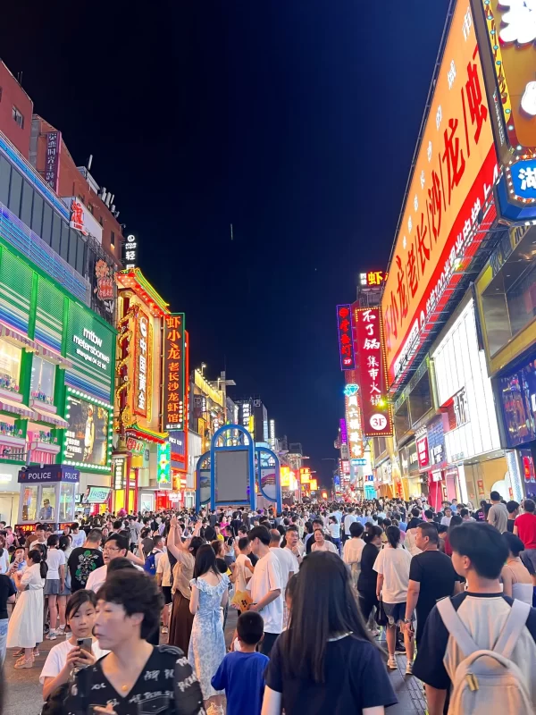 夜间经济近年来备受关注，其热度持续高涨。-柠檬资源分享网