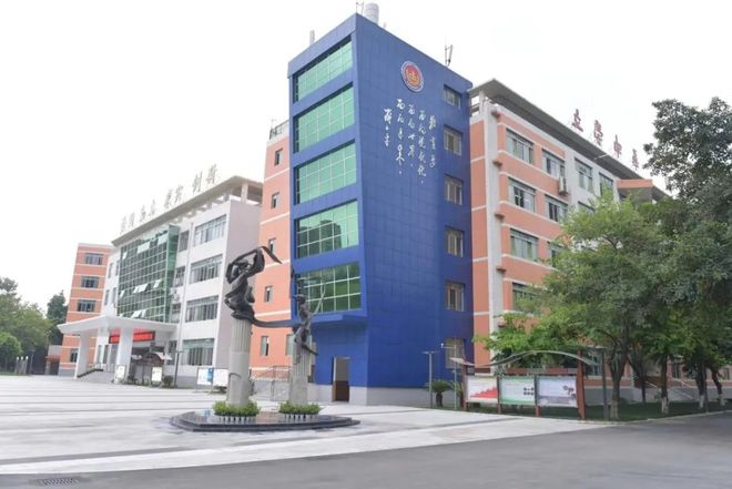 图片[2]-近日，网络上有关于成都外国语学校“学费高昂无人问津”的说法。对此，学校方面表示，这一说法严重失实，并已向警方报案。-创优资源分享网