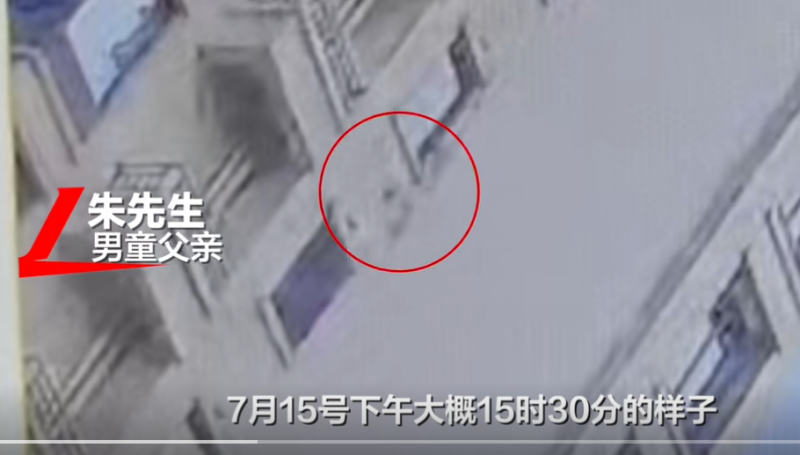 图片[2]-三岁男童从18楼坠落奇迹生还  家长透露：幸亏挂在树上缓冲  意识保持清醒，还要求“大黄蜂”玩具-创优资源分享网