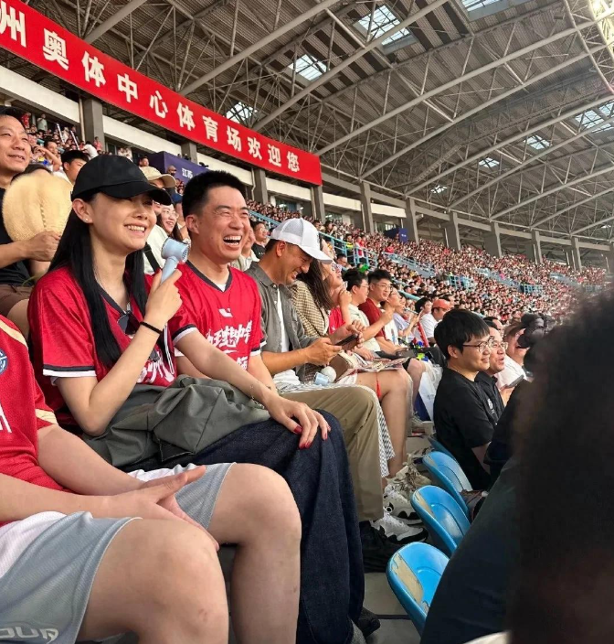 图片[3]-李想实属幸运  与妻子共赏苏超赛事，育有五个孩子却仍保持明星般的体态-创优资源分享网