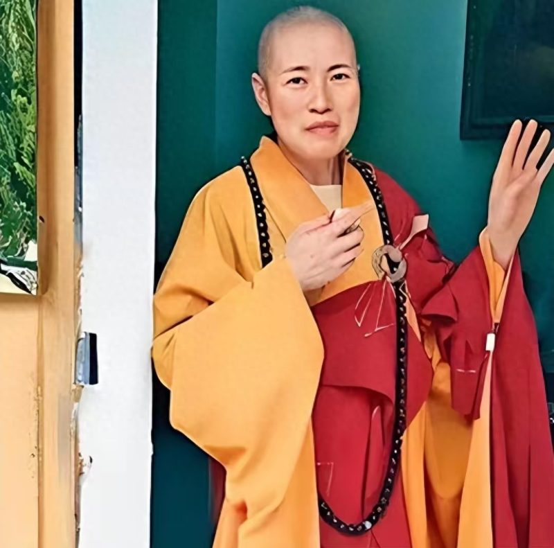 女版“释永信”揭秘：日间敛财，夜幕下与僧侣纵情酒色，终落法网-同恩资源分享网