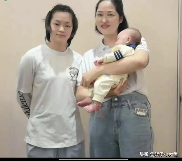 图片[2]-最新照片中，全红婵亮相师兄孩子满月庆祝宴会，其神态略显倦容，但抱娃的姿态却十分娴熟。-创优资源分享网