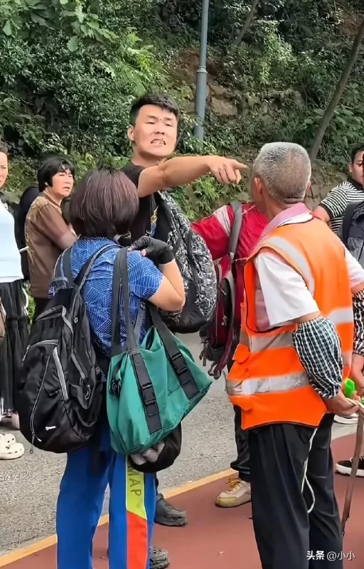 近日，有游客对工作人员管理猴子的方式提出了批评-同恩资源分享网