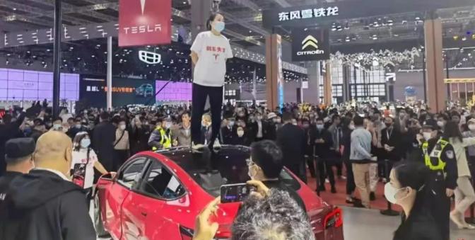 特斯拉车顶维权事件二审结果出炉：维持一审裁决，张女士需赔款17万并公开道歉-蓬勃资源分享网