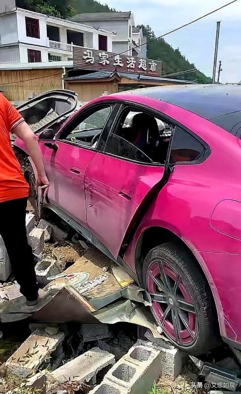 小米SU7意外撞墙，驾驶员朋友操作智能驾驶时，后排乘客竟在睡觉！-创优资源分享网