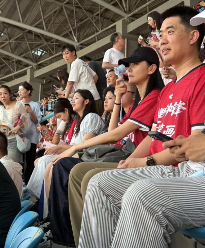 图片[2]-李想实属幸运  与妻子共赏苏超赛事，育有五个孩子却仍保持明星般的体态-创优资源分享网