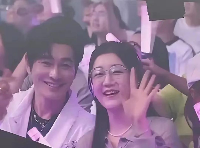 图片[2]-岳云鹏演唱会盛大举行，五姐妹与弟弟齐亮相，全家人身着应援服饰，共享同款面容。-创优资源分享网