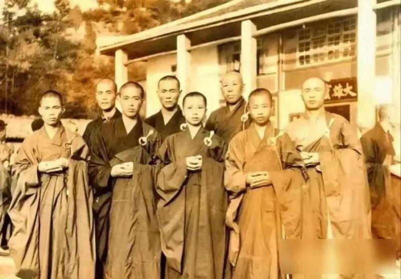 少林寺住持释永信每月收入仅为700元，却身着价值16万元的法衣，同时掌管着18家企业的运营。-同恩资源分享网