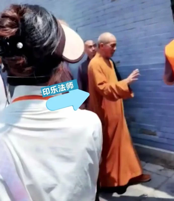 少林寺新住持释印乐法师微笑挥手迎接记者-同恩资源分享网