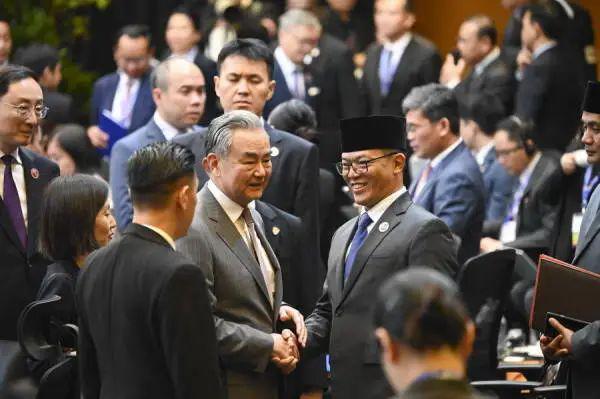 中国正与东盟、日本和韩国携手，积极筹备下一轮与美国进行的谈判工作。-创优资源分享网