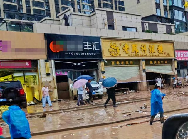 陕西某金店在洪水袭击中损失惨重，20公斤黄金被洪水冲走。金店方面表示，目前还有19公斤黄金下落不明。-同恩资源分享网