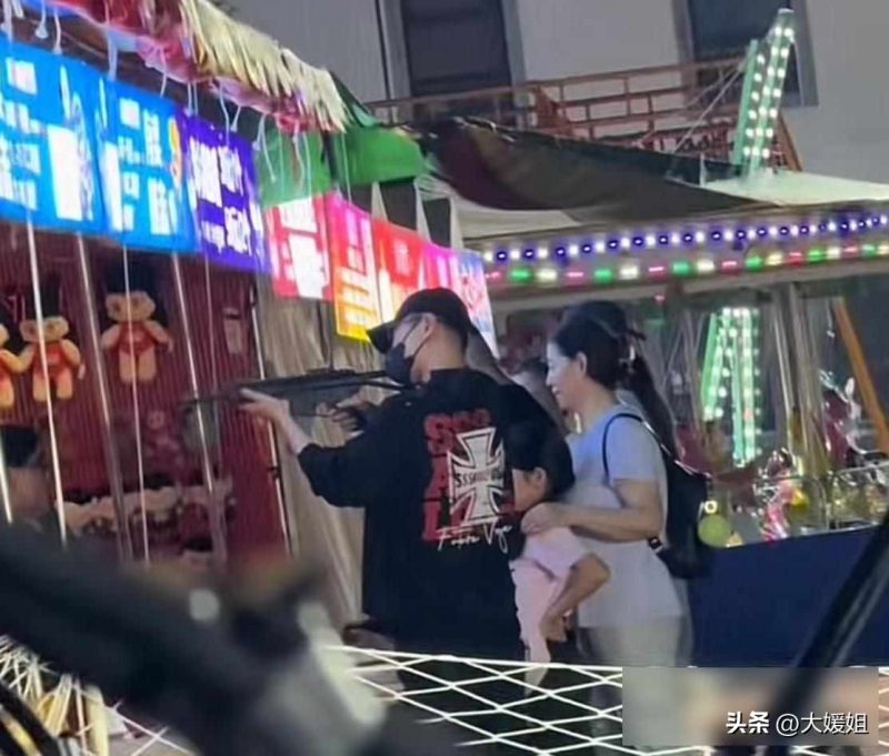 汪峰携醒醒及次女游乐园畅玩，13岁长女一旁静候，正面照亮相颜值高-创优资源分享网