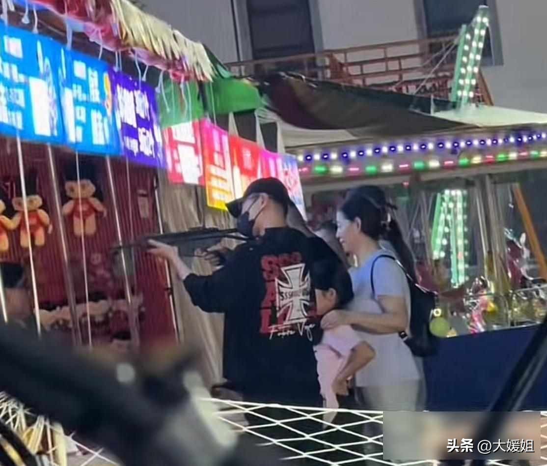 汪峰携醒醒及次女游乐园畅玩，13岁长女一旁静候，正面照亮相颜值高-西瓜资源分享网