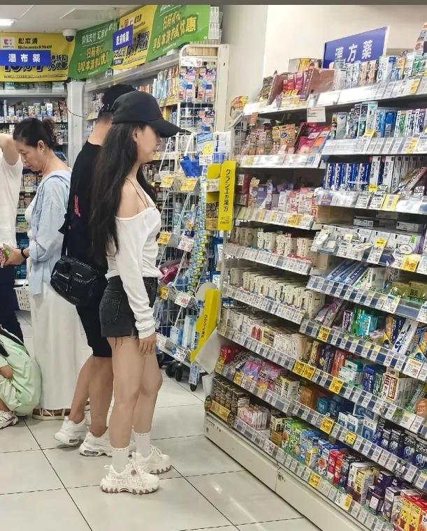 图片[2]-汪峰携女友赴日本度假，共游药妆店。期间，森林北着装清凉，不过其大腿略显粗壮。-创优资源分享网