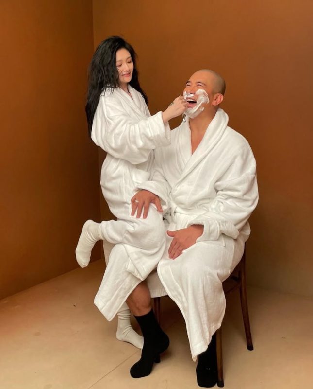 图片[2]-泪目：具俊晔携带自备座椅守护大S墓地，烈日中独自现身，身影憔悴消瘦  近期照片显示其肤色黝黑，体态瘦削-创优资源分享网