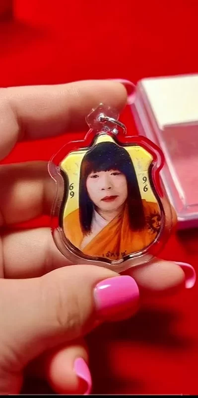令人惊讶的是，  “南京红姐”在泰国备受追捧！  她的影响力已经达到被众人模仿，  然而却始终无人能超越！-同恩资源分享网