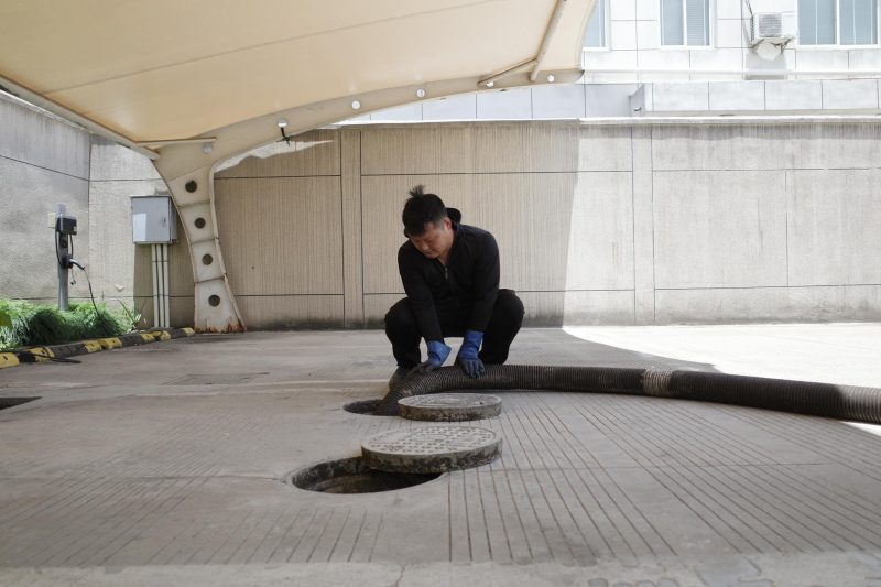 图片[2]-95后“掏二代”日常：白天驾驶清粪车，夜晚驾驭奔驰，女友为爱辞职跨省相会-创优资源分享网