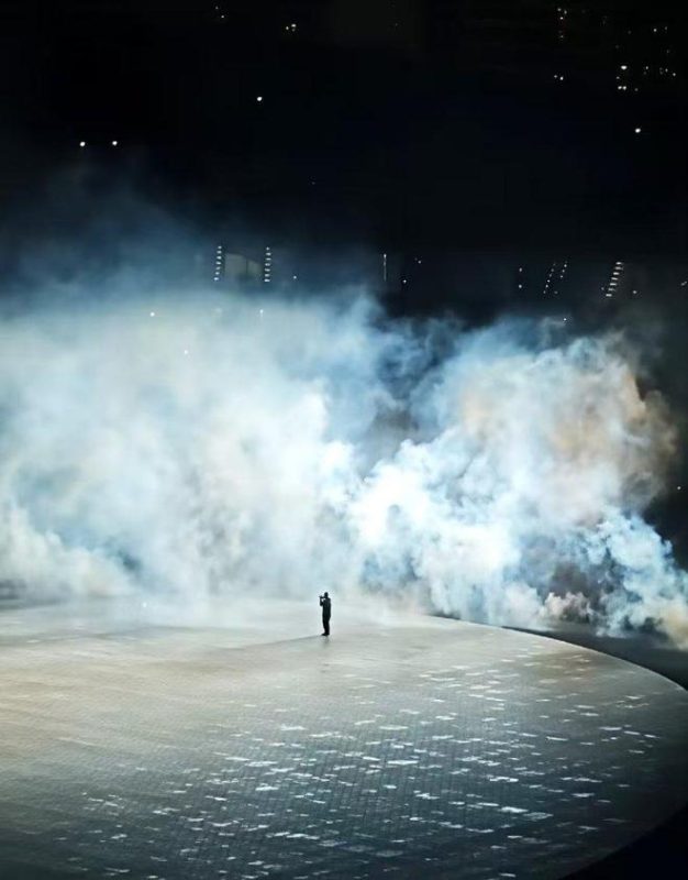 王女士痛诉花费2680元观看“侃爷”演唱会体验：如同在米其林餐厅品尝白粥，观众乏味至极，竟玩起手机游戏-创优资源分享网