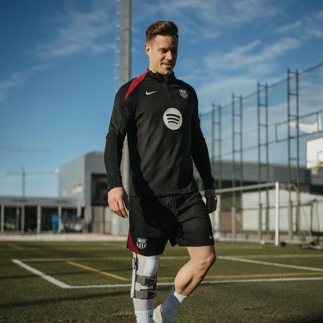 图片[4]-巴塞罗那俱乐部宣布对一位效力了11年的老将下达了离队通知。这位功勋球员失去了队长职务，这一决定得到了88%球迷的支持。弗里克教练做出了撤销其队长职位的决定。-创优资源分享网