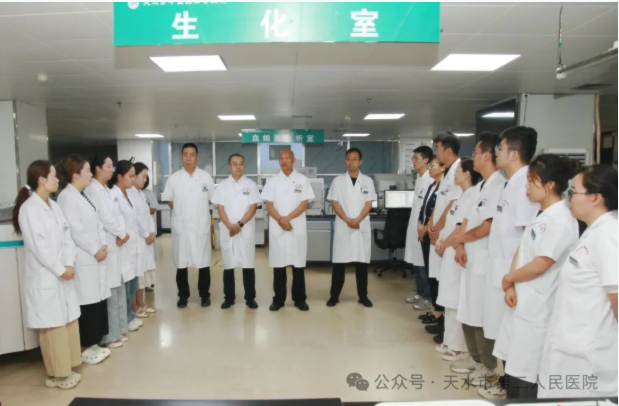 甘肃省人民医院接管天水第二人民医院后的第二天，新任院长亲自抵达检验科进行实地考察。-春天资源分享网