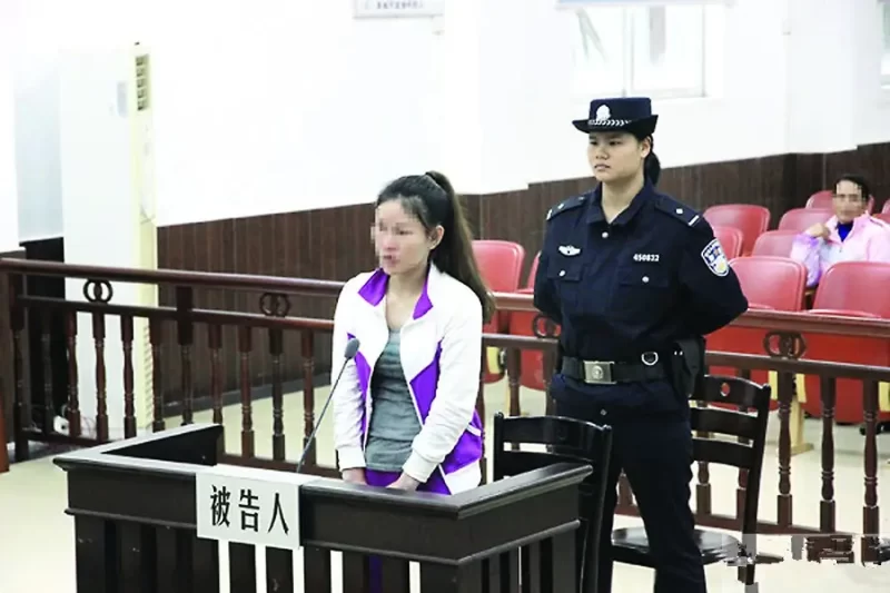 当女友提出分手时，该男子以自残行为作为挽留手段。在激烈的争执中，女友抓住男友的头发，这一举动导致男友头部撞击到-春天资源分享网